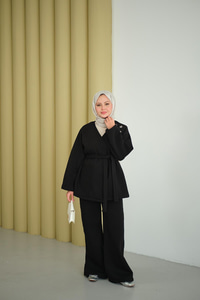 Omzu Yıldız Detaylı Bel Bağlamalı Takım Siyah