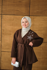 Omzu Yıldız Detaylı Bel Bağlamalı Takım Kahverengi