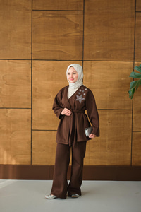 Omzu Yıldız Detaylı Bel Bağlamalı Takım Kahverengi