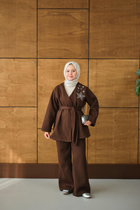 Omzu Yıldız Detaylı Bel Bağlamalı Takım Kahverengi