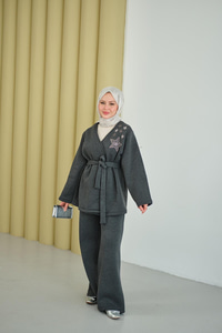 Omzu Yıldız Detaylı Bel Bağlamalı Takım Füme