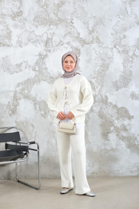 Ön Bağlamalı Triko Takım Bej