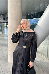 Ön Bronş Kırışık Elbise Siyah