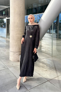 Ön Bronş Kırışık Elbise Siyah