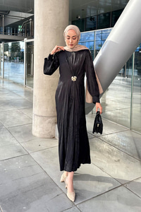 Ön Bronş Kırışık Elbise Siyah