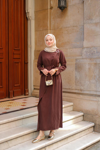 Ön Broş Detaylı Elbise Kahverengi