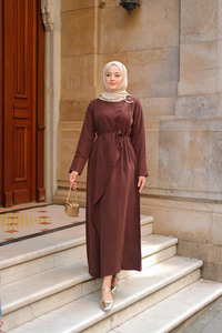 Ön Broş Detaylı Elbise Kahverengi