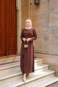 Ön Broş Detaylı Elbise Kahverengi