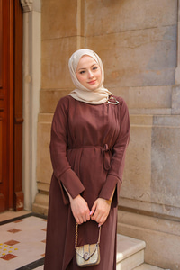 Ön Broş Detaylı Elbise Kahverengi