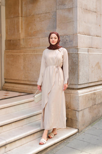 Ön Broş Detaylı Elbise Krem