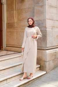 Ön Broş Detaylı Elbise Krem