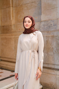 Ön Broş Detaylı Elbise Krem