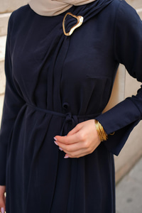 Ön Broş Detaylı Elbise Lacivert