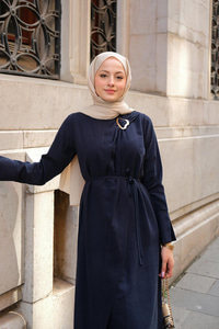 Ön Broş Detaylı Elbise Lacivert