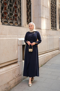 Ön Broş Detaylı Elbise Lacivert