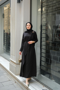 Ön Broş Detaylı Elbise Siyah