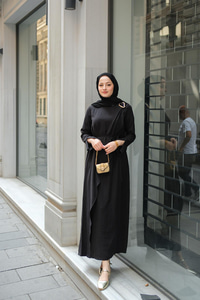 Ön Broş Detaylı Elbise Siyah