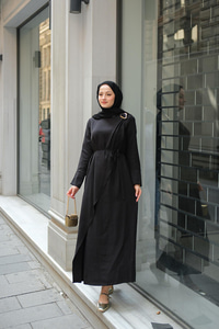 Ön Broş Detaylı Elbise Siyah