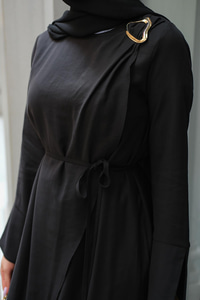 Ön Broş Detaylı Elbise Siyah