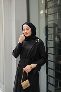 Ön Broş Detaylı Elbise Siyah