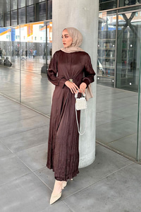 Ön Broş Detaylı Kırışık Elbise Acı Kahve