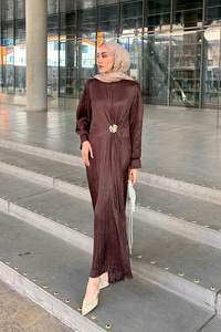 Ön Broş Detaylı Kırışık Elbise Acı Kahve