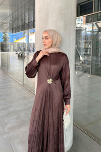 Ön Broş Detaylı Kırışık Elbise Acı Kahve