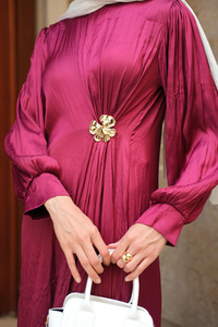 Ön Broş Detaylı Kırışık Elbise Bordo