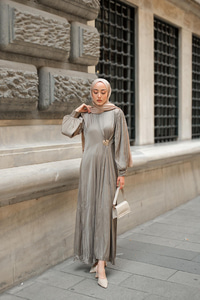 Ön Broş Detaylı Kırışık Elbise Haki Yeşil