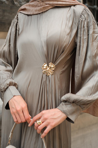 Ön Broş Detaylı Kırışık Elbise Haki Yeşil