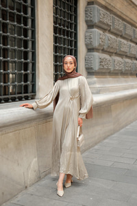 Ön Broş Detaylı Kırışık Elbise Vizon