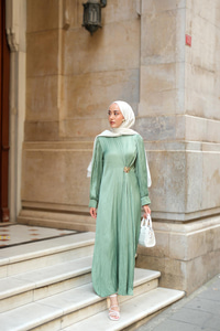 Ön Broş Detaylı Kırışık Elbise Yeşil