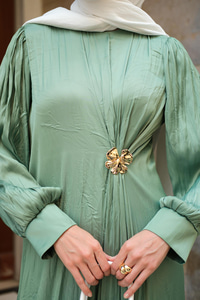 Ön Broş Detaylı Kırışık Elbise Yeşil