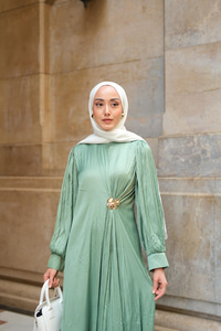 Ön Broş Detaylı Kırışık Elbise Yeşil