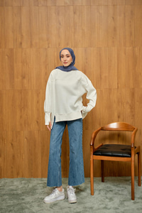 Ön Yırtmaç Ve Parmak Detaylı Sweat Beyaz