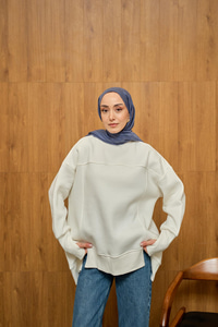 Ön Yırtmaç Ve Parmak Detaylı Sweat Beyaz