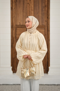 Önü Britli Simli Büzgülü Gömlek Krem