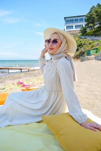 Önü Dantel Detaylı Keten Tesettür Elbise Taş