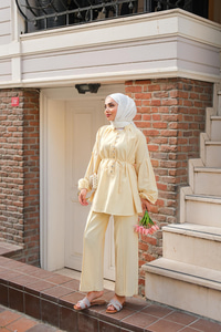 Önü Düğme Detaylı İkili Takım Sarı