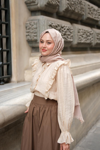 Önü Fırfır Detaylı Keten Gömlek Krem