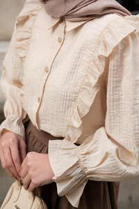 Önü Fırfır Detaylı Keten Gömlek Krem