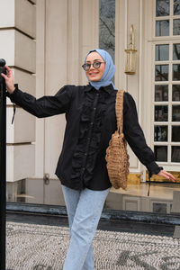 Önü Fırfırlı Gömlek Siyah