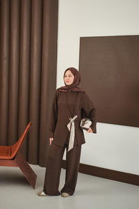 Önü Fular Detay Takım Kahverengi