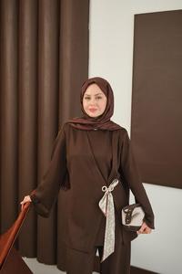 Önü Fular Detay Takım Kahverengi