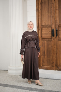 Önü İnci Detay Süs Dikiş Kemerli Hakim Yaka Takım Kahverengi