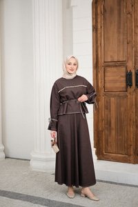 Önü İnci Detay Süs Dikiş Kemerli Hakim Yaka Takım Kahverengi