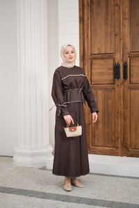 Önü İnci Detay Süs Dikiş Kemerli Hakim Yaka Takım Kahverengi