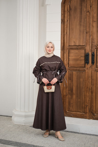 Önü İnci Detay Süs Dikiş Kemerli Hakim Yaka Takım Kahverengi