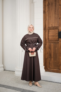 Önü İnci Detay Süs Dikiş Kemerli Hakim Yaka Takım Kahverengi