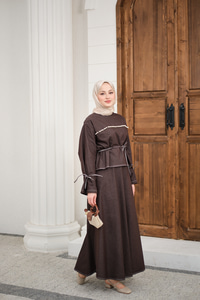 Önü İnci Detay Süs Dikiş Kemerli Hakim Yaka Takım Kahverengi